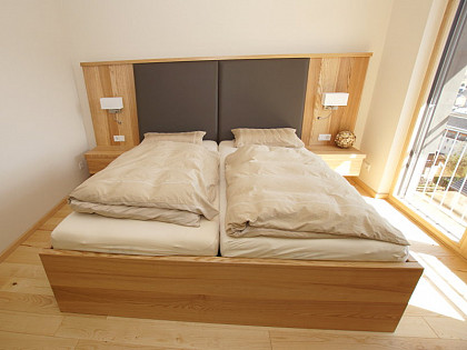 Modernes Bett Esche mit Rückwand